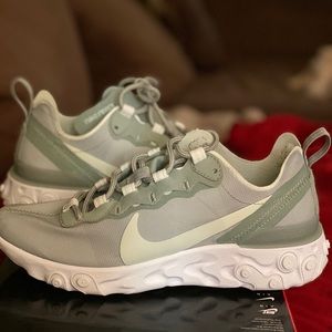 Nike womens react element green